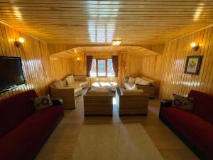 A seating area at Ozkan Otel