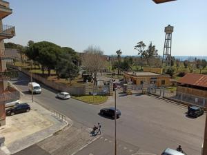 una vista aerea di una strada con auto su strada di Scacciapensieri house a Nettuno