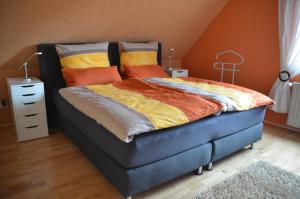 1 dormitorio con 1 cama con tabla de planchar azul en Bort Lodging en Willich