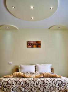 Un pat sau paturi într-o cameră la Dariya Guest House