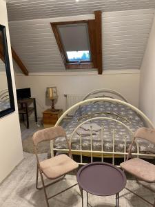 サンドミエシュにあるMotel Królowej Jadwigiのベッド1台、椅子、窓が備わる客室です。