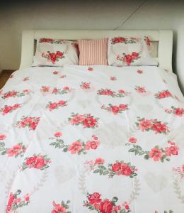 Posteľ alebo postele v izbe v ubytovaní Romantic two bedroom apartments close to Normafa with private parking