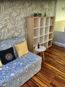uma sala de estar com um sofá e uma mesa em Romantic two bedroom apartment in the hills of Budapest with private parking em Budapeste