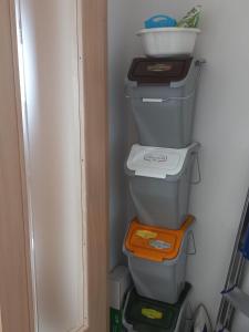 una pila de cuatro cubos de basura en un refrigerador en Attico Ostuni, en Ostuni