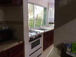 a kitchen with a stove and a sink and a window at Villa Valencia - 3 Habitaciones - 1ª Planta in Los Patos