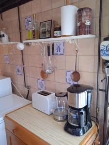 um balcão de cozinha com comodidades para preparar café e um liquidificador em Vakantiehuis Friedeburg em Warmenhuizen