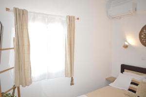 Postel nebo postele na pokoji v ubytování ΘΈΑ - THEA Olympos Karpathos