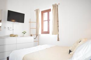 Postel nebo postele na pokoji v ubytování ΘΈΑ - THEA Olympos Karpathos