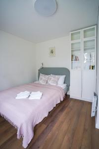 Postel nebo postele na pokoji v ubytování Kulautuva Park Apartments