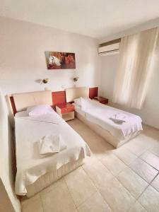 Un pat sau paturi într-o cameră la Acar Park Hotel