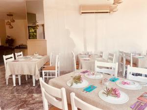 une salle à manger avec des tables et des chaises blanches dans l'établissement Acar Park Hotel, à Dalyan