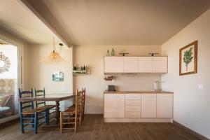 een keuken en eetkamer met een tafel en stoelen bij K-COLORS by Nuka Homes in Jávea