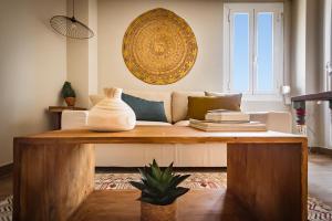 een woonkamer met een bank en een tafel bij K-COLORS by Nuka Homes in Jávea