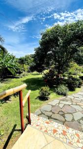 Un jardín fuera de Cabanas Los Colibris Hotel Ecolodge