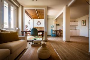 een woonkamer met een bank en een tafel bij K-COLORS by Nuka Homes in Jávea