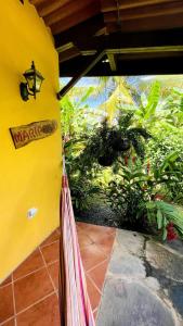 Un jardín fuera de Cabanas Los Colibris Hotel Ecolodge