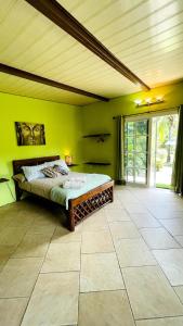 Una cama o camas en una habitación de Cabanas Los Colibris Hotel Ecolodge