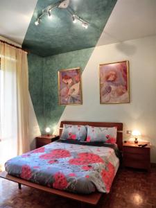 a bedroom with a bed with a painted ceiling at Casa di Giada appartamento luminoso a due passi dalla tramvia per Firenze in Scandicci