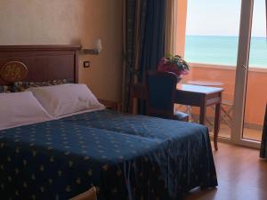 Postel nebo postele na pokoji v ubytování Hotel Alexander Resort + 37 fotografií