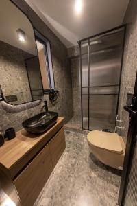 雅典的住宿－Centrally Stylish Suite by Acropolis，浴室配有盥洗盆、卫生间和浴缸。