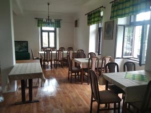 Um restaurante ou outro lugar para comer em Penzion U Jezu Dobronice
