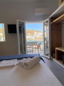 Postel nebo postele na pokoji v ubytování Xenios Zeus Apartments
