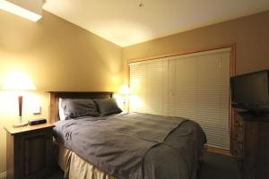 Säng eller sängar i ett rum på Powderhorn Condos by Whistler Retreats