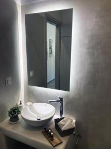 Ένα μπάνιο στο Xenios Zeus Apartments