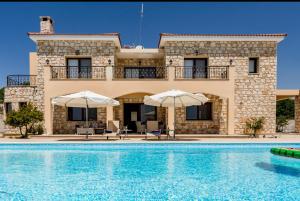 uma villa com piscina em frente a uma casa em SunShine Villa Paphos em Nicósia