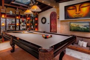 a billiard room with a pool table in a house at Bali Retreat Aruba -2 Pools,Cinema,Yoga,Cave in Noord