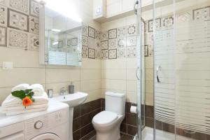 A bathroom at Rooms Kavala Még 30 kép