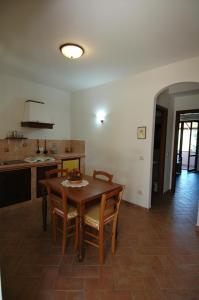 uma cozinha com mesa e cadeiras num quarto em Agriturismo San Vincenzo em Sovana