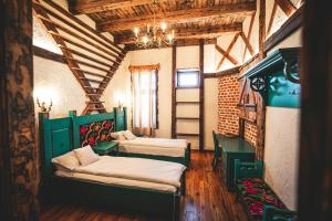 Ένα ή περισσότερα κρεβάτια σε δωμάτιο στο Conacul Sfântul Sava Brancovici