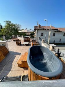 a bath tub sitting on top of a patio at Il Giramondo in Busca