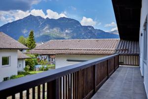balcón con vistas a las montañas en Ferienwohnung Reintal mit Sauna für 2-6 Personen 110 qm, en Garmisch-Partenkirchen
