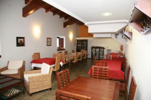 Agroturismo La Casa Vieja في Maturana: مطعم فيه طاولات وكراسي في الغرفة