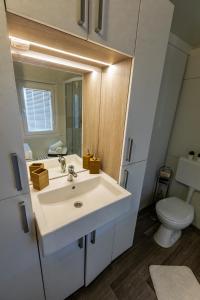 Kúpeľňa v ubytovaní Mobile Home whit sea view LAVOJESA + 37 fotografií