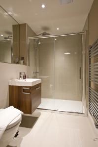 Kylpyhuone majoituspaikassa Destiny Scotland - Hill Street Apartments