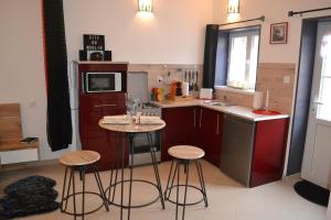 Küche/Küchenzeile in der Unterkunft Studio avec Spa Privatif - Gîte du Moulin 62130 Pierremont