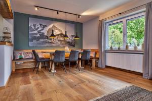 ein Esszimmer mit einem Holztisch und Stühlen in der Unterkunft Ferienwohnung Reintal mit Sauna für 2-6 Personen 110 qm in Garmisch-Partenkirchen