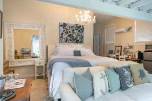 um quarto com uma cama grande e um sofá em Chateau Gardens em Lake Worth