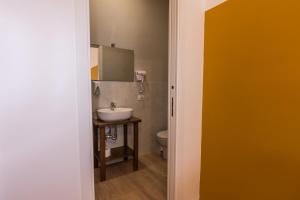 Bilik mandi di Dimora Lupo_LifeStyle B&B