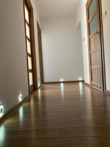 Habitación vacía con suelo y puertas de madera en Dom Chotomów, en Chotomów