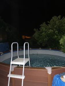 ein weißer Stuhl, der nachts im Pool sitzt in der Unterkunft Casa da Vila in Penamacor