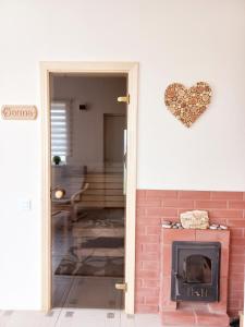 um quarto com uma lareira de tijolos com um coração na parede em SweetHome em Limbaži