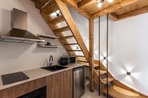 A kitchen or kitchenette at Anamnisi House