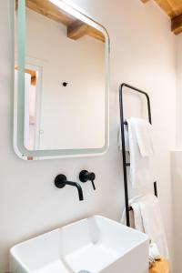 A bathroom at Anamnisi House