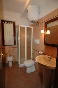 uma casa de banho com um WC, um lavatório e um chuveiro em Agriturismo San Vincenzo em Sovana