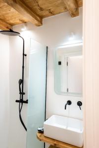 A bathroom at Anamnisi House
