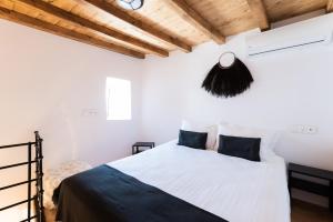 A bed or beds in a room at Anamnisi House